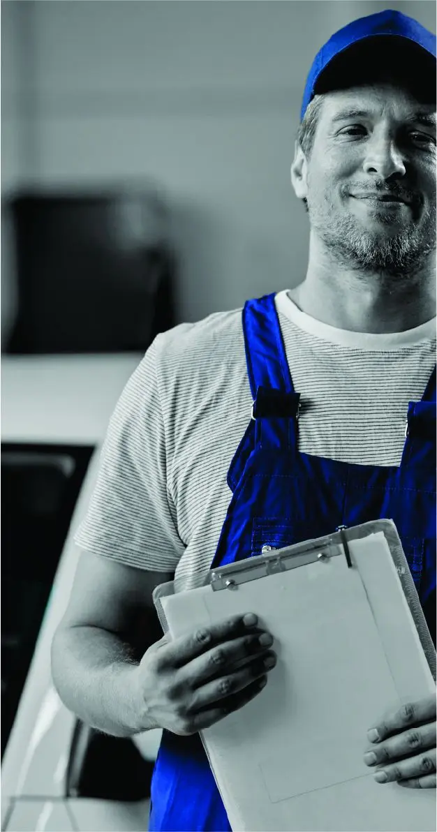 homem com macacão de mecânico e boné azul